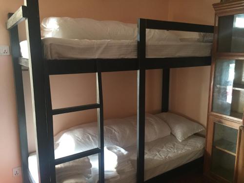 Una cama o camas en una habitación de Birds Nest Hostel