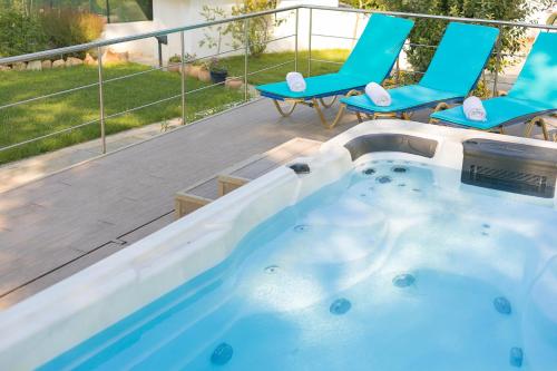 Bazén v ubytování Sani Beach Gallery Villa, your next family vacation! nebo v jeho okolí