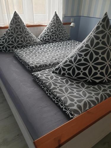 Postel nebo postele na pokoji v ubytování Ferienwohnungen direkt am See