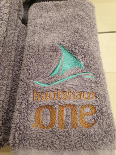 a towel with the words hobossums online on it at Ferienwohnungen direkt am See in Mücheln
