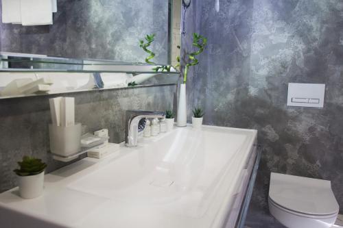 Aramil'にあるМаксим Парк Отельのバスルーム(白い洗面台、トイレ付)