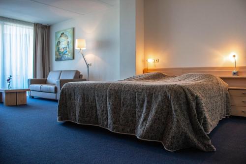 Een bed of bedden in een kamer bij Strandhotel Buren aan Zee