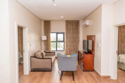 TV a/nebo společenská místnost v ubytování Hawthorn Suites by Wyndham Abuja