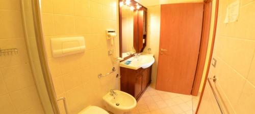 Koupelna v ubytování Hotel Excelsior