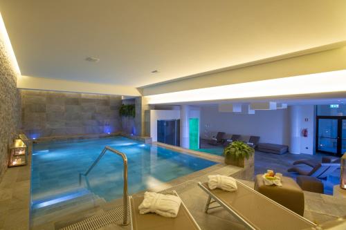 uma grande piscina num quarto de hotel em Hotel Mamiani & Kì-Spa Urbino em Urbino