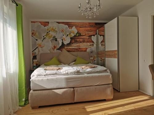 a bedroom with a bed with a floral wall at Enjoyit Velden West in Selpritsch