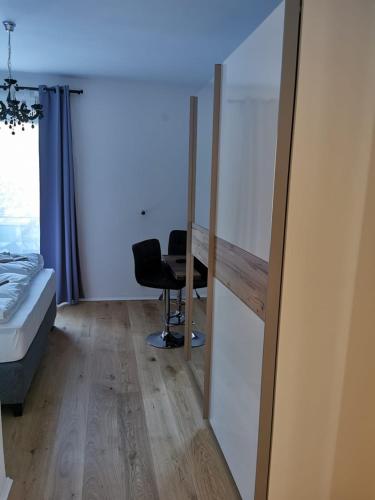 a room with a desk and a bed and a chair at Enjoyit Velden West in Selpritsch