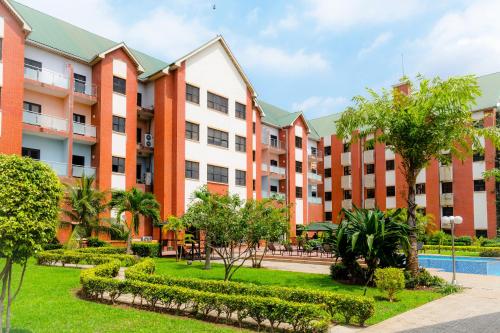 una imagen de un complejo de apartamentos con patio en Hawthorn Suites by Wyndham Abuja, en Abuja