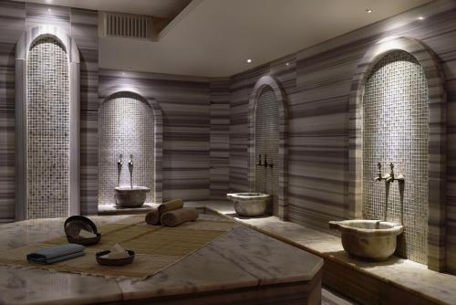 un bagno con due lavandini e due specchi di Richmond Ephesus Resort - All Inclusive a Kusadası