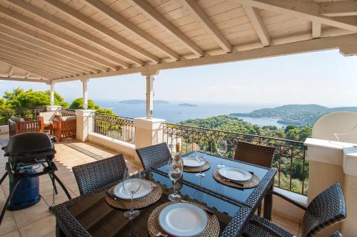 un patio con tavolo e sedie su un balcone di Villa Sunny a Città di Skiathos