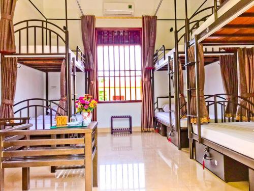 Ein Etagenbett oder Etagenbetten in einem Zimmer der Unterkunft Trang An Mountain View Homestay