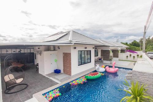 uma casa com piscina insuflável em Thanycia Pool Villa em Hua Hin