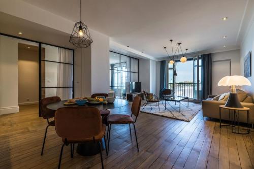 BEACHVIEW KEYWEEK Beachfront Renovated Apartment with Parking in Biarritz