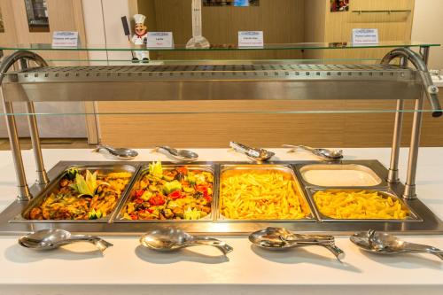 Comida en o cerca de este hotel