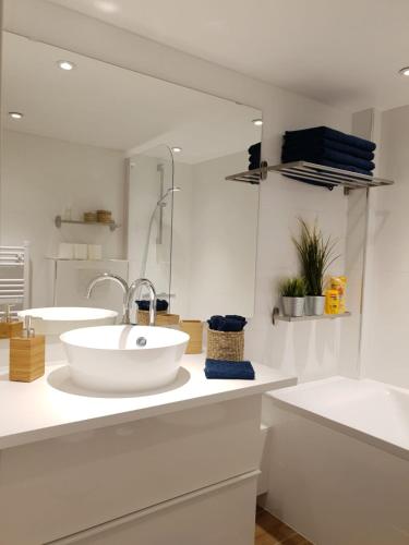 - une salle de bains blanche avec deux lavabos et un miroir dans l'établissement Loft Luxe Réformé, à Marseille