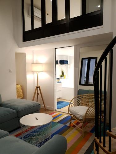 - un salon avec un canapé et une table dans l'établissement Loft Luxe Réformé, à Marseille