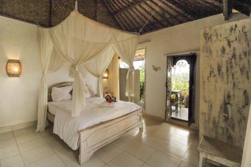 Un pat sau paturi într-o cameră la Taman Indrakila