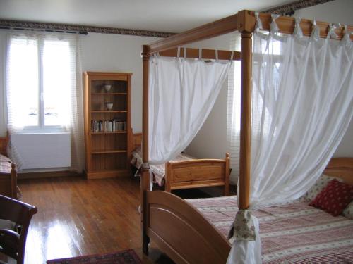 Ένα ή περισσότερα κρεβάτια σε δωμάτιο στο La Maison Jaune