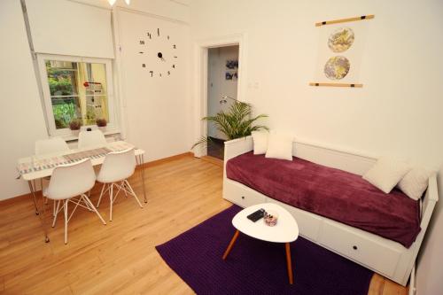um quarto com uma cama, uma mesa e cadeiras em Garden Town em Zagreb