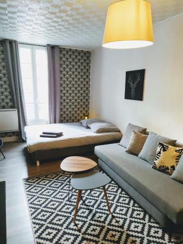 un salon avec un canapé et une table dans l'établissement 3 Emplacement Parfait ! 150m de la mer et de la rue Piétonne, à Dieppe