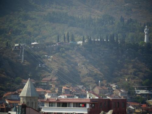 Pemandangan gunung umum atau pemandangan gunung yang diambil dari apartmen
