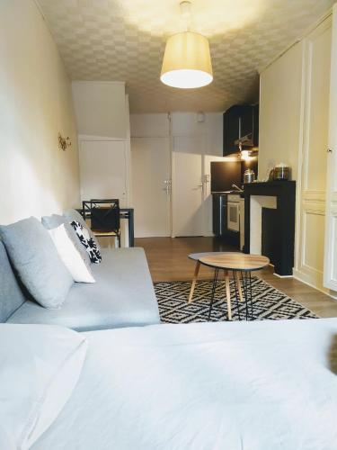 un salon avec un canapé et une table dans l'établissement 3 Emplacement Parfait ! 150m de la mer et de la rue Piétonne, à Dieppe