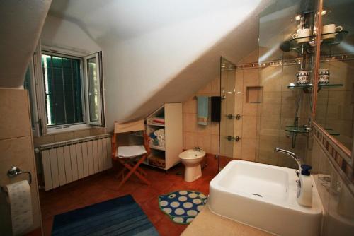 ein Bad mit einem Waschbecken und einem WC in der Unterkunft Deluxe Villa Sirena on the beach with Pool in Supetar