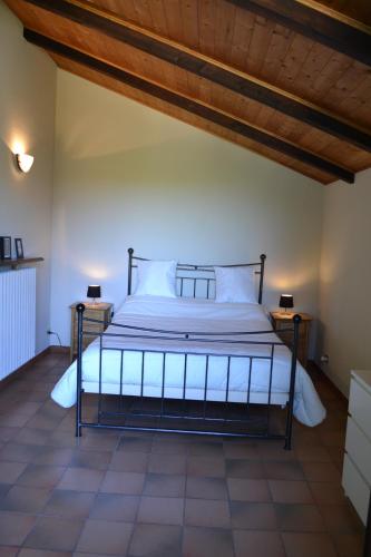 Säng eller sängar i ett rum på La Cascina dei Banditi