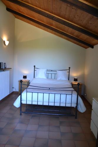 a bed in a room with two night stands at La Cascina dei Banditi in Costigliole dʼAsti