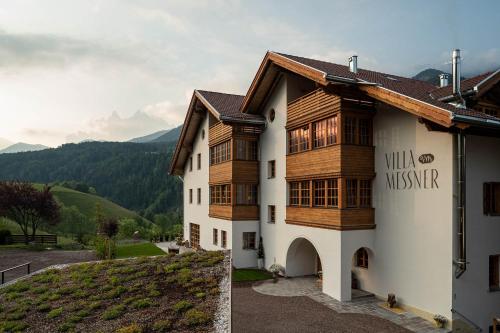 ein Gebäude mit einem Schild, auf dem steht: in der Unterkunft Villa Messner in Villnöss