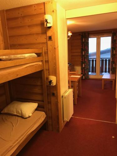 - une chambre avec 2 lits superposés dans une cabine dans l'établissement The Ski Paradise 2 Alpes, à Les Deux Alpes