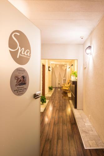 a hallway with a sno sign on the door at ParkHotel Łysoń in Inwałd