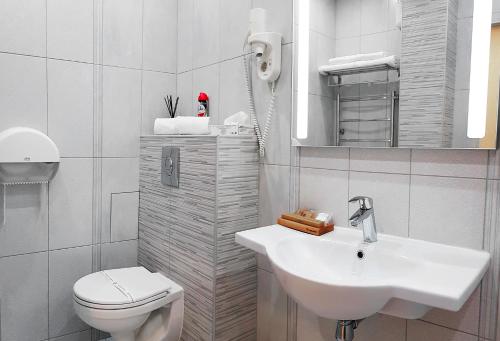 コヴロフにあるOLIMPIA DeLuxeの白いバスルーム(洗面台、トイレ付)