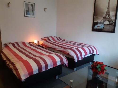 two beds sitting next to each other in a bedroom at Villa Althaus in Medebach