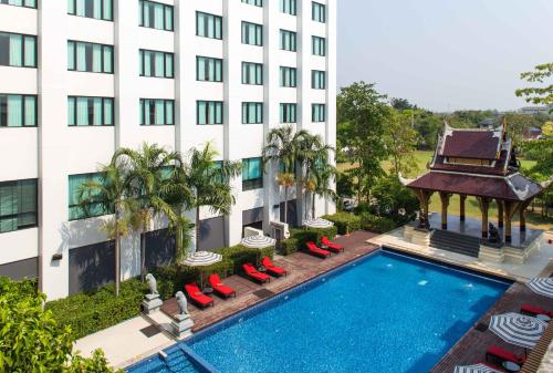 Bazén v ubytování Mida Grande Hotel Dhavaravati Nakhon Pathom - SHA PLUS nebo v jeho okolí