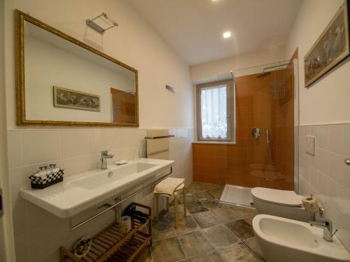 La salle de bains est pourvue d'un lavabo, de toilettes et d'un miroir. dans l'établissement Podere684, à Grosseto