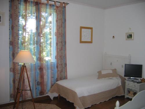 Ένα ή περισσότερα κρεβάτια σε δωμάτιο στο La Maison Jaune