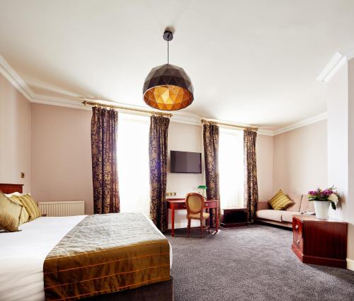 ダブリンにあるアーリントン ホテル オコネル ブリッジのベッドとデスクが備わるホテルルームです。