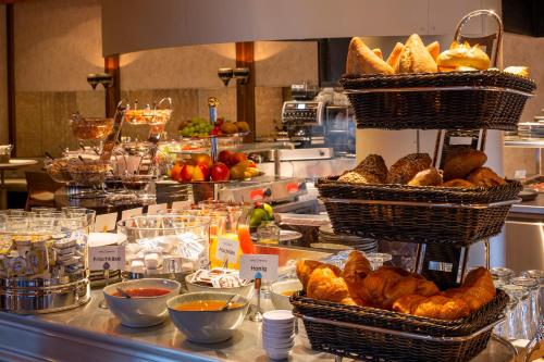ein Buffet mit Körben mit Brot und Gebäck in der Unterkunft Hotel Walhalla in St. Gallen
