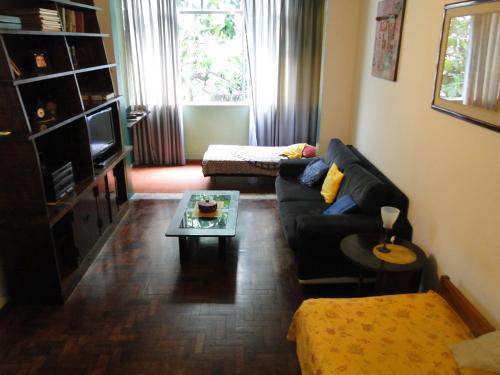 Uma área de estar em Copacabana apartment with a living room and 2 sleeping rooms