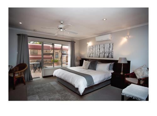 1 dormitorio con 1 cama grande y balcón en The Monte Carlo, en Centurion