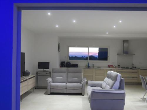 un soggiorno con due sedie e un divano di villa boileau a Sérignan