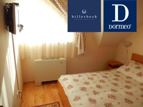 A bed or beds in a room at Lola Apartman