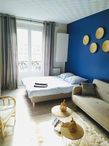 - une chambre bleue avec un lit et un canapé dans l'établissement 2 Emplacement Parfait ! 150m de la mer et de la rue Piétonne, à Dieppe