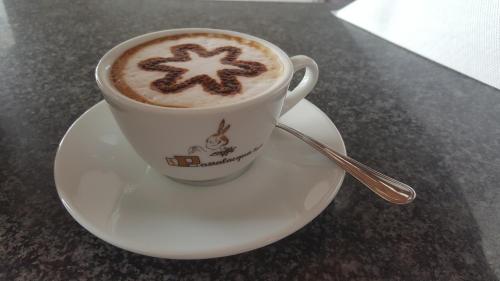 una tazza di caffè su un piatto su un tavolo di Palazzo Piccolo ad Ascoli Satriano