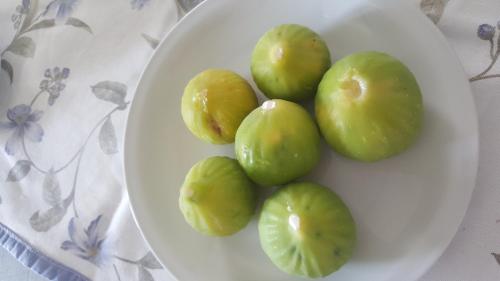 un piatto di verdure verdi su un tavolo di Palazzo Piccolo ad Ascoli Satriano