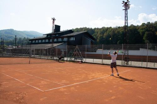 Instalaciones para jugar a tenis o squash en Hotel TISA o alrededores