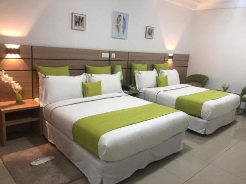 Tempat tidur dalam kamar di Lorenzo Hôtel Abidjan