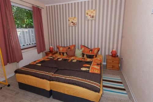 Tempat tidur dalam kamar di Preisguenstiger-Bungalow-fuer-2-Personen-1-Aufbettung-auf-Ruegen