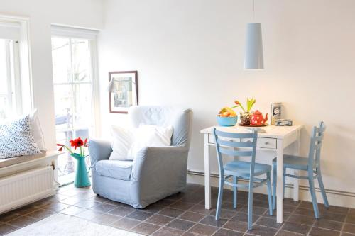 ein Wohnzimmer mit einem Tisch, einem Stuhl, einem Tisch und einem Stuhl in der Unterkunft Jackie O Studio in Amsterdam